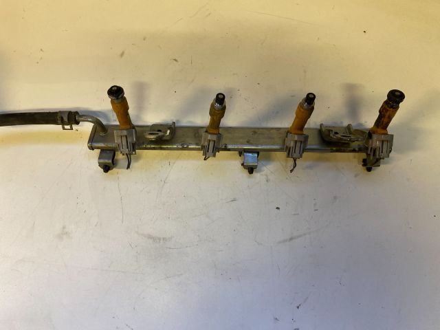 bontott SUZUKI SWIFT III Porlasztó Sor / Híd