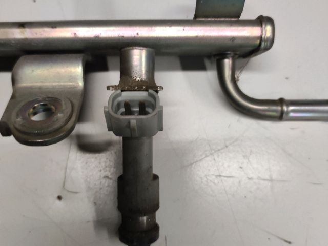 bontott SUZUKI SWIFT III Porlasztó Sor / Híd