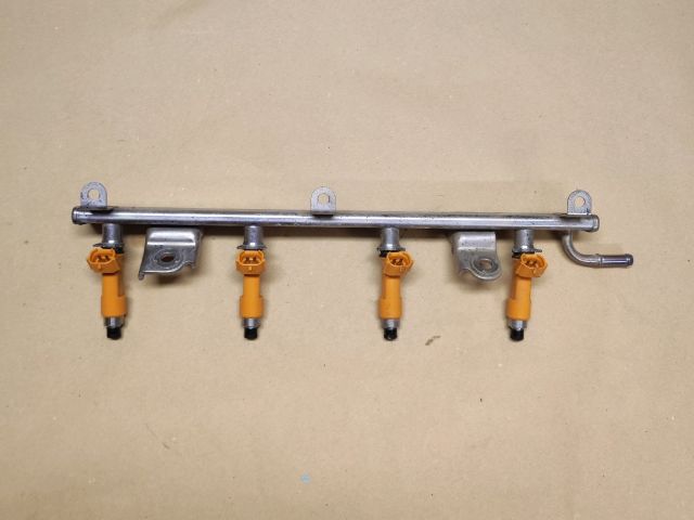 bontott SUZUKI SWIFT III Porlasztó Sor / Híd