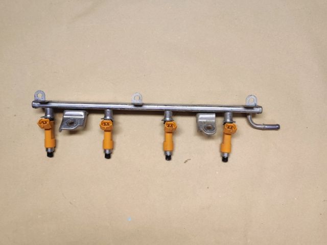 bontott SUZUKI SWIFT III Porlasztó Sor / Híd