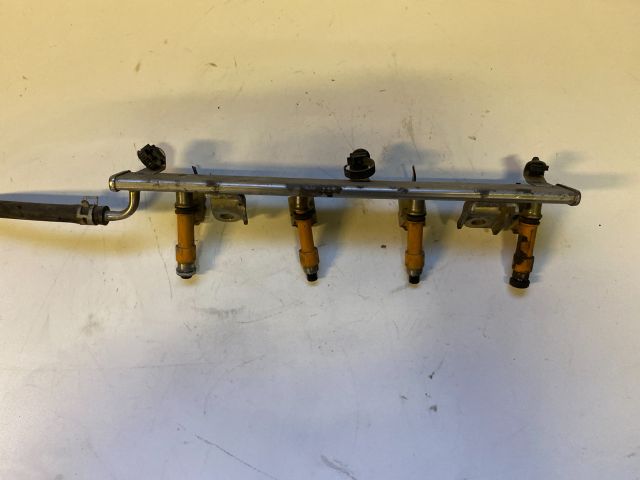 bontott SUZUKI SWIFT III Porlasztó Sor / Híd