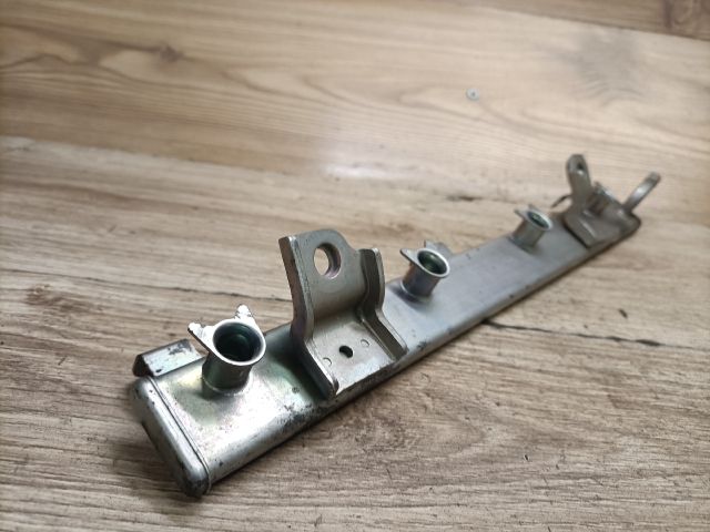 bontott SUZUKI SWIFT III Porlasztó Sor / Híd