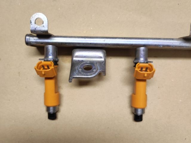 bontott SUZUKI SWIFT III Porlasztó Sor / Híd