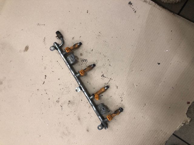 bontott SUZUKI SWIFT III Porlasztó Sor / Híd