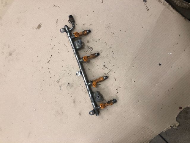 bontott SUZUKI SWIFT III Porlasztó Sor / Híd