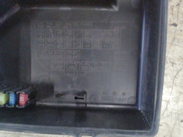 bontott SUZUKI SWIFT III Biztosítéktábla Motortér