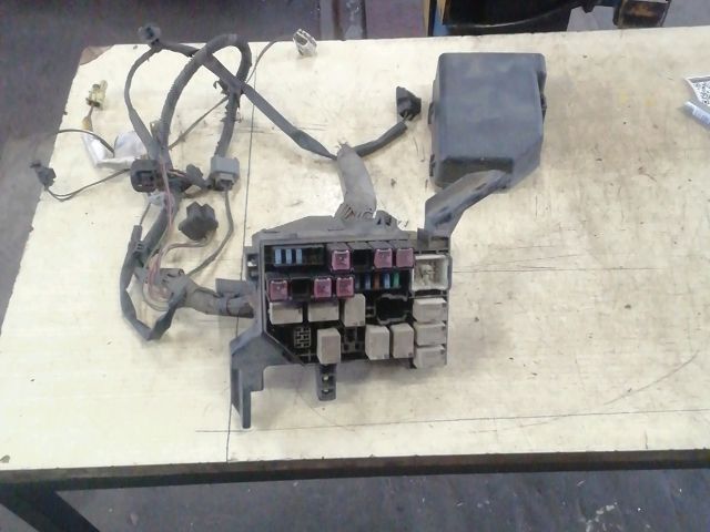 bontott SUZUKI SWIFT III Biztosítéktábla Motortér