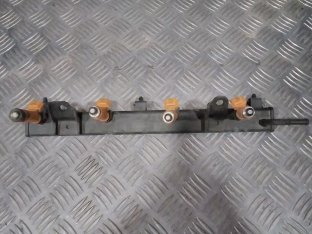 bontott SUZUKI SWIFT III Porlasztó Sor / Híd