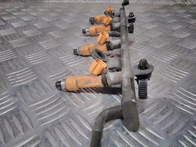 bontott SUZUKI SWIFT III Porlasztó Sor / Híd