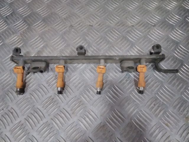 bontott SUZUKI SWIFT III Porlasztó Sor / Híd