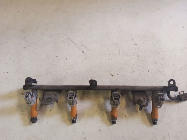 bontott SUZUKI SWIFT III Porlasztó Sor / Híd