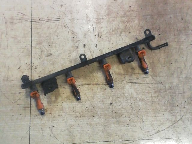 bontott SUZUKI SWIFT III Porlasztó Sor / Híd