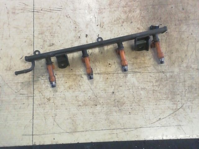 bontott SUZUKI SWIFT III Porlasztó Sor / Híd