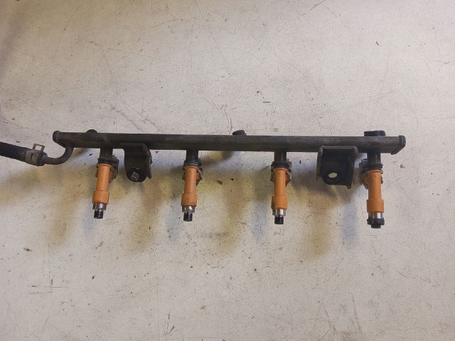 bontott SUZUKI SWIFT III Porlasztó Sor / Híd