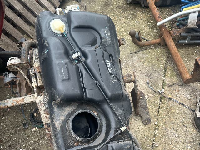 bontott SUZUKI SWIFT III Tank