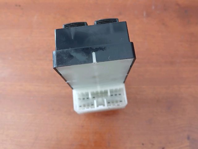 bontott SUZUKI SWIFT III Ablakemelő Kapcsoló Négyes / Kettes