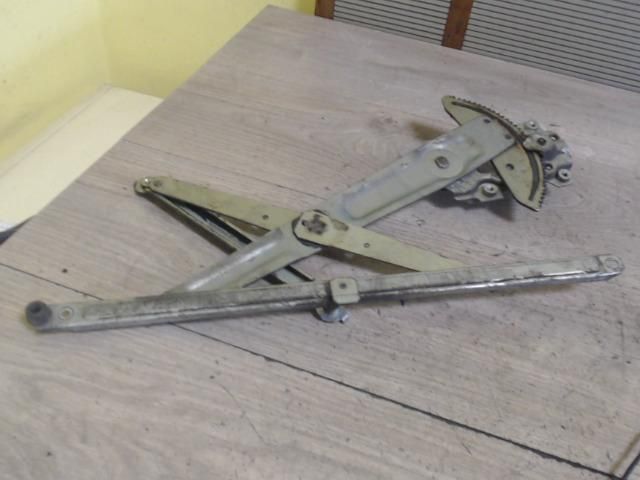 bontott SUZUKI SWIFT III Bal első Ablakemelő Szerkezet (Mechanikus)