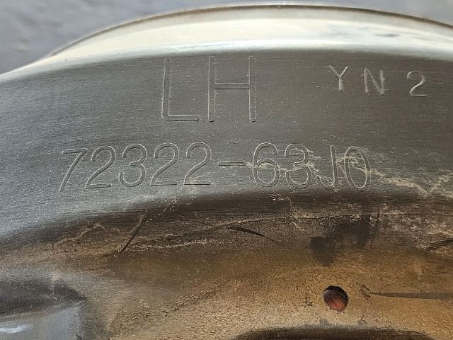 bontott SUZUKI SWIFT III Bal első Dobbetét (Kerékjárati, Műanyag)