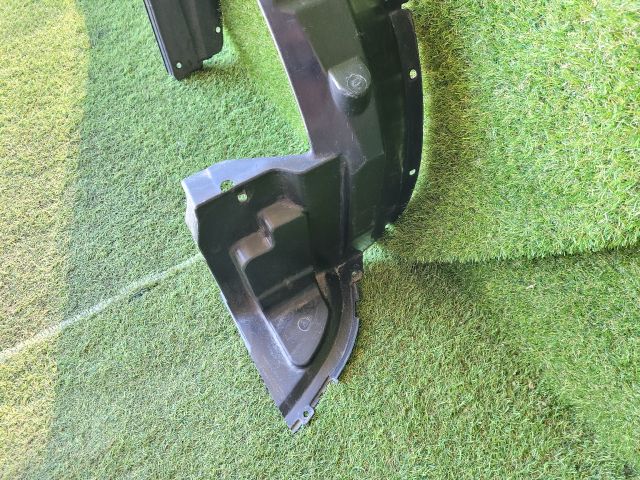 bontott SUZUKI SWIFT III Bal első Dobbetét (Kerékjárati, Műanyag)