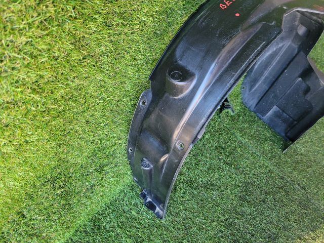 bontott SUZUKI SWIFT III Bal első Dobbetét (Kerékjárati, Műanyag)