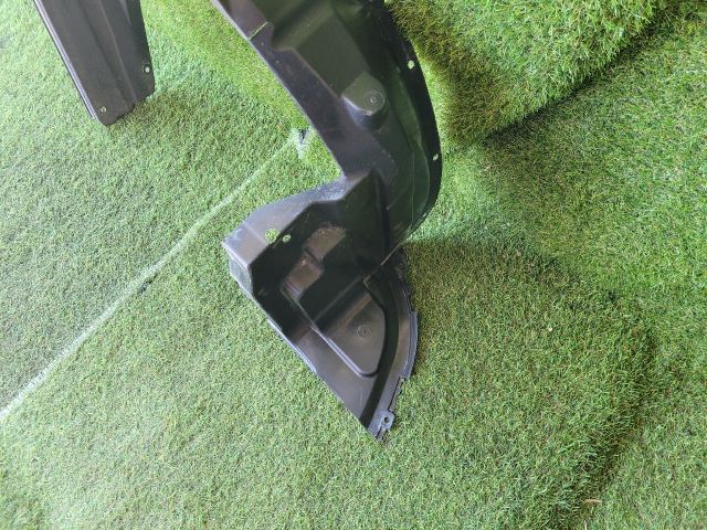 bontott SUZUKI SWIFT III Bal első Dobbetét (Kerékjárati, Műanyag)