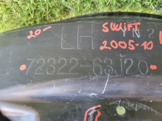 bontott SUZUKI SWIFT III Bal első Dobbetét (Kerékjárati, Műanyag)