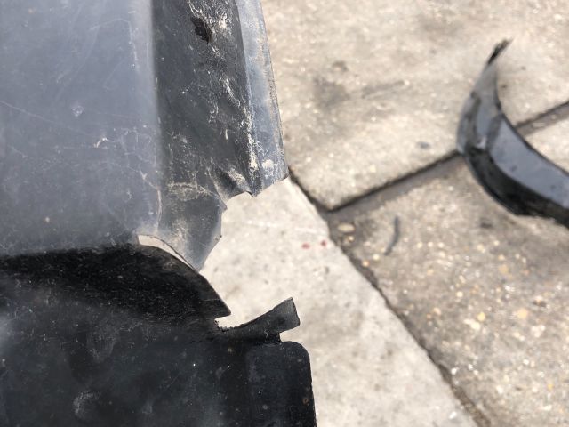 bontott SUZUKI SWIFT III Bal első Dobbetét (Kerékjárati, Műanyag)