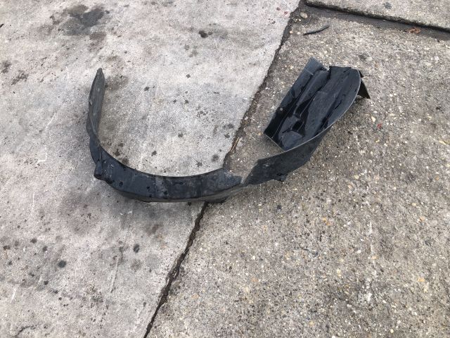 bontott SUZUKI SWIFT III Bal első Dobbetét (Kerékjárati, Műanyag)