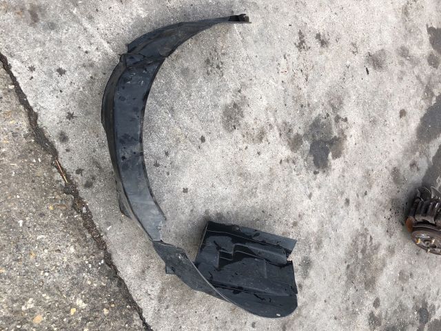 bontott SUZUKI SWIFT III Bal első Dobbetét (Kerékjárati, Műanyag)