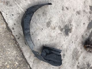 bontott SUZUKI SWIFT III Bal első Dobbetét (Kerékjárati, Műanyag)