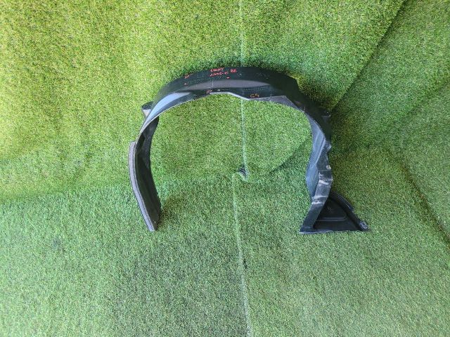 bontott SUZUKI SWIFT III Bal első Dobbetét (Kerékjárati, Műanyag)