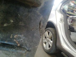 bontott SUZUKI SWIFT III Bal első Dobbetét (Kerékjárati, Műanyag)