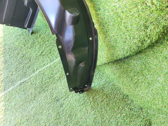 bontott SUZUKI SWIFT III Bal első Dobbetét (Kerékjárati, Műanyag)