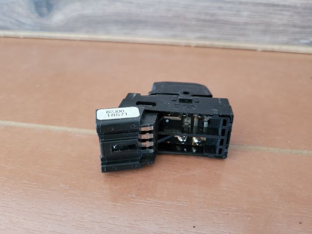 bontott SUZUKI SWIFT III Bal hátsó Ablakemelő Kapcsoló