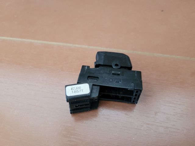 bontott SUZUKI SWIFT III Bal hátsó Ablakemelő Kapcsoló