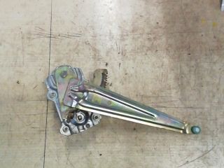 bontott SUZUKI SWIFT III Bal hátsó Ablakemelő Szerkezet (Mechanikus)