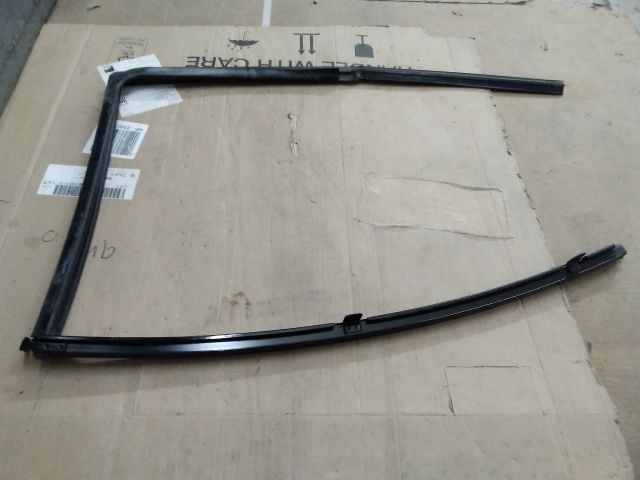 bontott SUZUKI SWIFT III Bal hátsó Ablakvezető Gumi