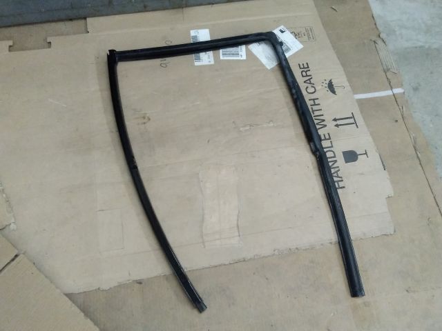 bontott SUZUKI SWIFT III Bal hátsó Ablakvezető Gumi