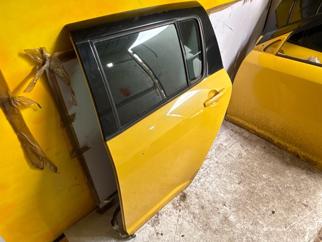bontott SUZUKI SWIFT III Bal hátsó Ajtó (Részeivel)
