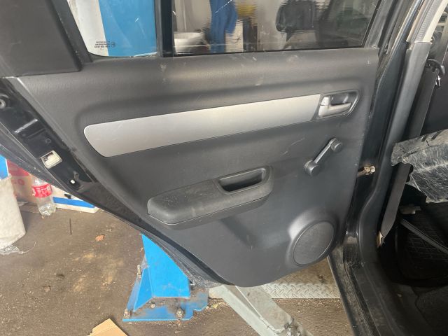 bontott SUZUKI SWIFT III Bal hátsó Biztonsági Öv Csat