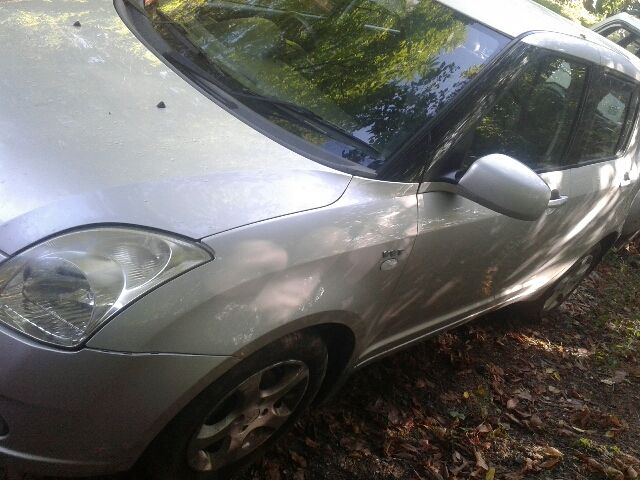 bontott SUZUKI SWIFT III Bal hátsó Külső Kilincs