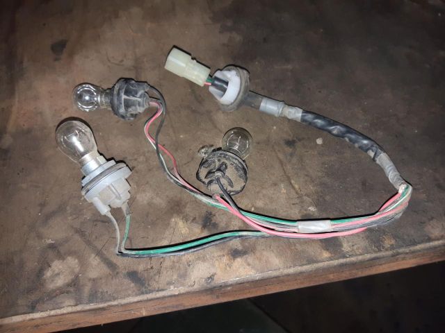 bontott SUZUKI SWIFT III Bal Hátsó Lámpa Foglalat