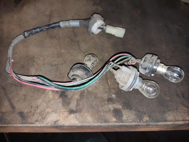 bontott SUZUKI SWIFT III Bal Hátsó Lámpa Foglalat