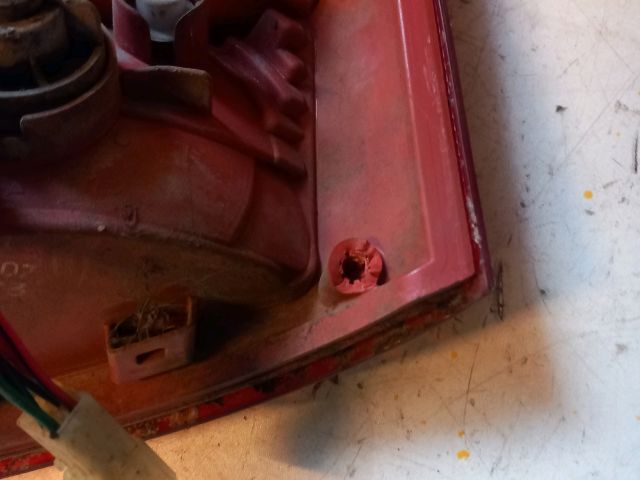 bontott SUZUKI SWIFT III Bal Hátsó Lámpa