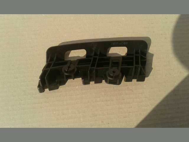 bontott SUZUKI SWIFT III Bal hátsó Lökhárító Tartó (Műanyag)