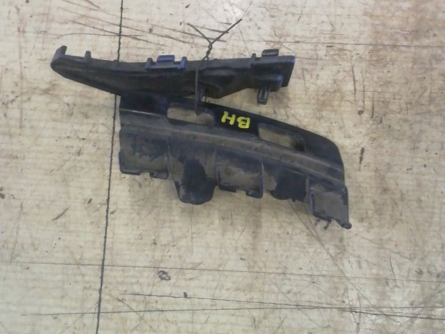 bontott SUZUKI SWIFT III Bal hátsó Oldal Lökhárító Tartó (Műanyag)