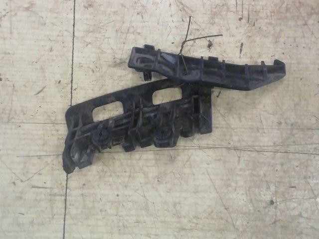 bontott SUZUKI SWIFT III Bal hátsó Oldal Lökhárító Tartó (Műanyag)