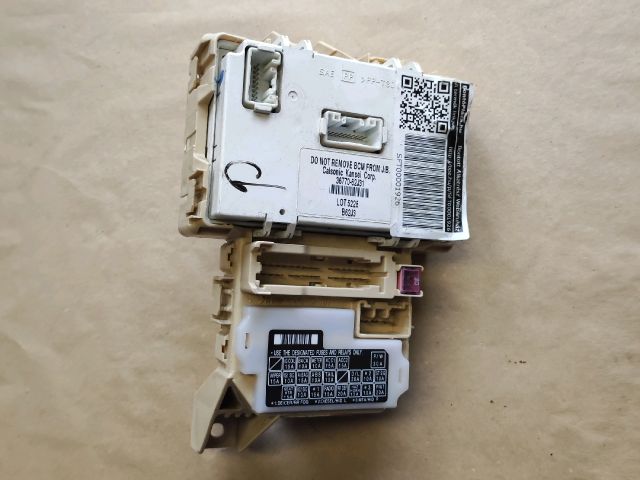 bontott SUZUKI SWIFT III Biztosítéktábla Csomagtér