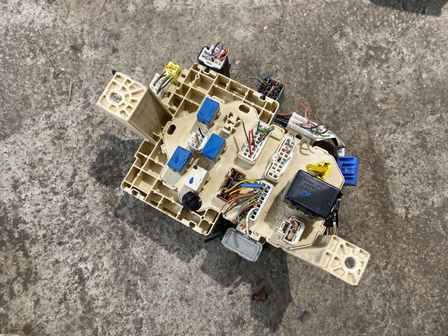 bontott SUZUKI SWIFT III Biztosítéktábla Doboz