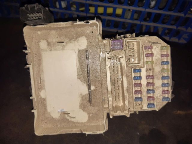 bontott SUZUKI SWIFT III Biztosítéktábla Motortér